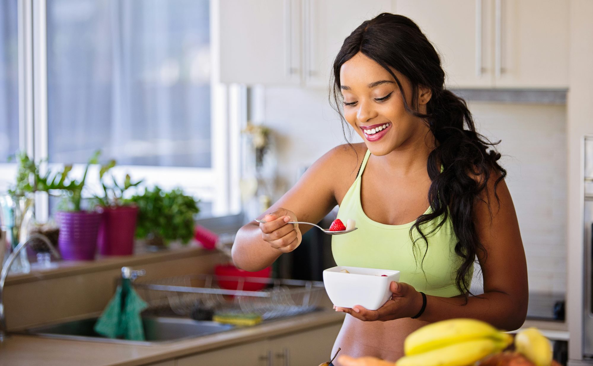 Woman eating healthy.